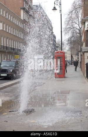 Acqua di burst-principale - Tavistock Place - Bloomsbury - Londra Foto Stock