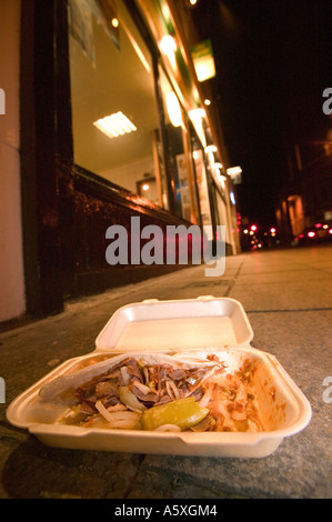 Una metà mangiato kebab gettati sul marciapiede fuori da un negozio di kebab in Lancaster city centre, Lancashire, Regno Unito Foto Stock