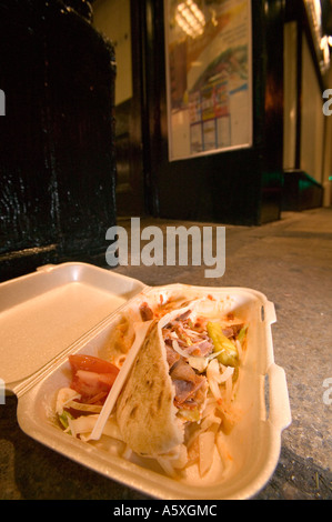 Una metà mangiato kebab gettati sul marciapiede fuori da un negozio di kebab in Lancaster city centre, Lancashire, Regno Unito Foto Stock