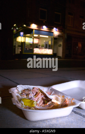 Una metà mangiato kebab gettati sul marciapiede fuori da un negozio di kebab in Lancaster city centre, Lancashire, Regno Unito Foto Stock