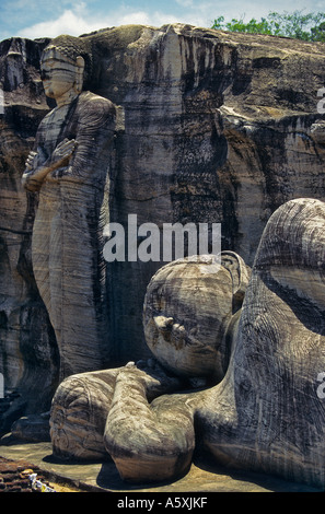 Buddha scolpita nella roccia a Gal Vihara (Sri Lanka). Bouddhas sculptés dans le roc à Gal Vihara (Sri Lanka). Foto Stock