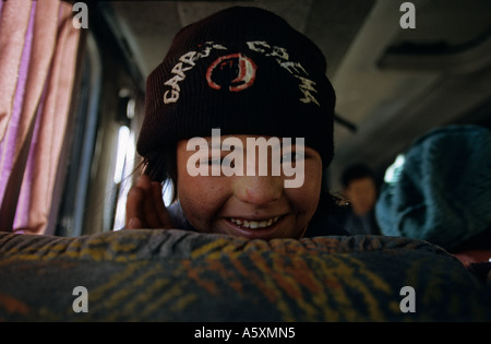 Giovane ragazza trisomic in un bus (Perù). Fillette trisomique dans un bus (Pérou). Foto Stock