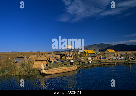 Isola galleggiante sul lago Titicaca Puno (- Perù). Ile flottante sur le Lac Titicaca Puno (- Pérou). Foto Stock