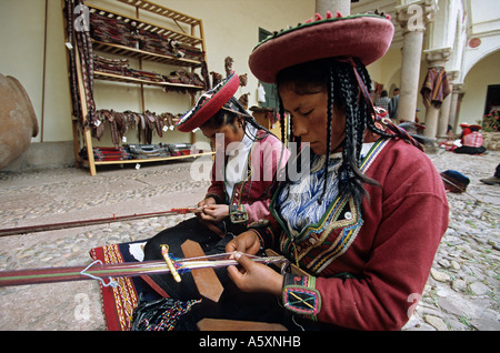Tessitori peruviani vestiti in abiti tradizionali (Cuzco - Perù). Tisseuses péruviennes en costume traditionnel (Cuzco - Pérou). Foto Stock