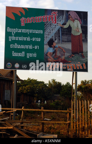 Informazioni billboard in Khmer languge avvertenza gli abitanti di un villaggio a proposito di influenza aviaria rischi in una zona rurale della Cambogia. Foto Stock