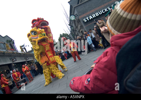 Un bambino in un boreale guardando un dragon dance celebrazione durante il festival di primavera (anno nuovo cinese) a Shanghai in Cina Foto Stock