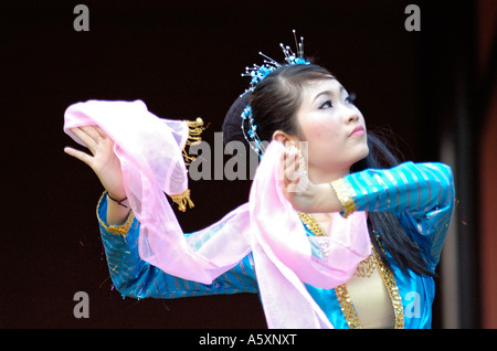 Una giovane attrice thailandese a suonare e cantare durante una settimana di celebrazioni culturali a Bangkok, in Thailandia. Foto Stock