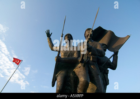 Un memoriale di scultura di tre soldati turchi sulla penisola di Gallipoli, Turchia Foto Stock