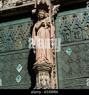 Strasburgo, Notre Dame cattedrale gotica del XIV secolo, il portale principale, la Vergine Maria con Bambino statua, Alsazia, Francia, Europa Foto Stock