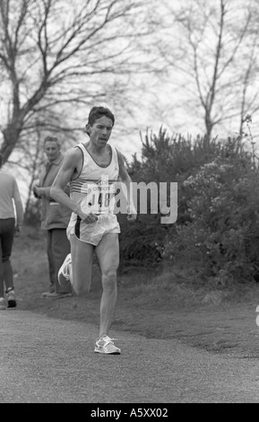 Ian Stewart in esecuzione per Wolverhampton e Bilston club atletica nelle Midlands 12 stage Road il relè a Sutton Park Foto Stock