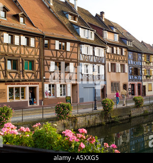 Semi-case con travi di legno a 'Quai de la Poissonnerie' quay in "La Petite Venise' distretto, Colmar, Alsazia, Francia, Europa Foto Stock