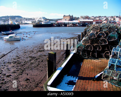 La bassa marea nel porto Foto Stock