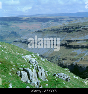 Alta scenario di calcare; Yew Cogar cicatrice sopra Arncliffe, Littondale, Yorkshire Dales National Park, North Yorkshire, Inghilterra, Regno Unito. Foto Stock