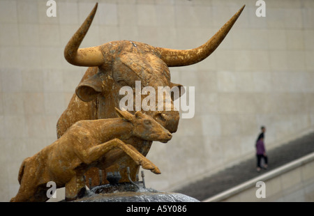 Scultura dorato nei Jardins du Trocadero Parigi Francia Foto Stock