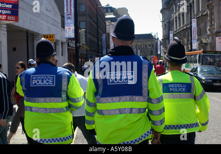 Metropolitan e il Gallese di polizia in un'operazione congiunta sulla strada a Cardiff South Wales UK Foto Stock