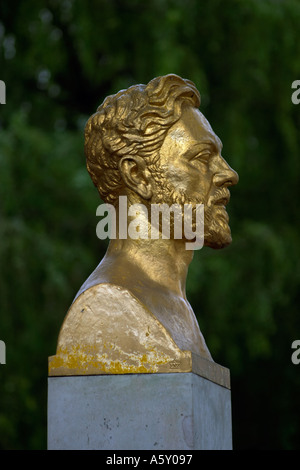 Busto di Gustave Eiffel sotto la Torre Eiffel Parigi Francia Foto Stock