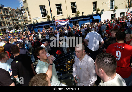 Gli appassionati di calcio di bere alla Mill Lane nel centro di Cardiff Wales UK Foto Stock