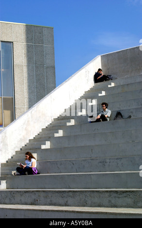 Vista generale di Aberystwyth University Wales UK con gli studenti seduti su Scala passi Foto Stock