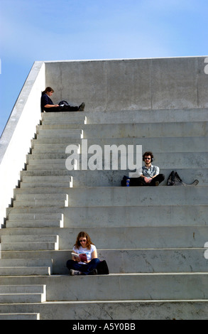 Vista generale di Aberystwyth University Wales UK con gli studenti seduti su Scala passi Foto Stock