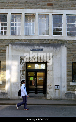 Vista generale di Aberystwyth Università del Galles Ceredigion REGNO UNITO entrata al Palazzo Cledwyn Foto Stock