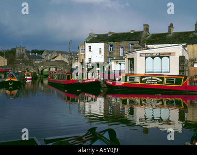 Ormeggiate imbarcazioni strette Leeds Liverpool bacino del canale Skipton North Yorkshire England Regno Unito Foto Stock