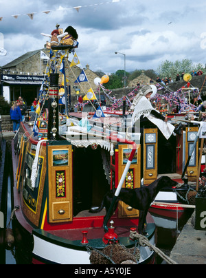 Ormeggiate imbarcazioni strette vie navigabili al Festival, Leeds-Liverpool bacino del canale, Skipton, North Yorkshire, Inghilterra, Regno Unito. Foto Stock