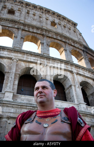 Modello rilasciato immagine dell uomo in costume gladiator al di fuori del Colosseo. Foto Stock