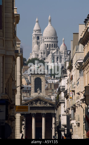 Vista del Sacre Coeur attraverso le strade di Parigi Parigi Francia Foto Stock