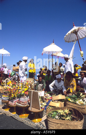Coloratissima festa sulla spiaggia di Bali, Indonesia,su di una spiaggia di sabbia nera Foto Stock