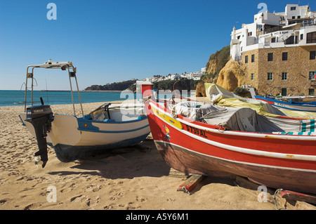 Design tradizionale del portoghese in legno barche da pesca sulla spiaggia dei pescatori di Albufeira Algarve Portogallo UE Europa Foto Stock