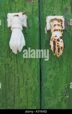 Due mani bianche come battenti della porta su una porta verde Portogallo Algarve EU Europe Foto Stock