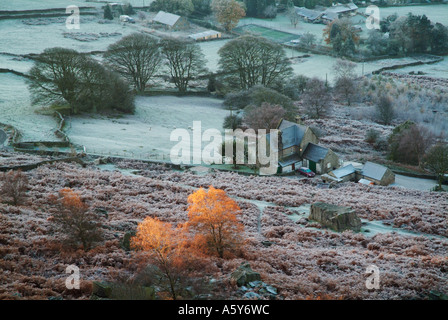 Bordo Froggatt guardando giù al gelido i campi su un gelido sunrise mattina Derbyshire Peak District Inghilterra GB UK EU Europe Foto Stock