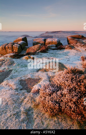 Bordo Froggatt frosty sunrise Derbyshire Peak District Inghilterra GB UK EU Europe Foto Stock