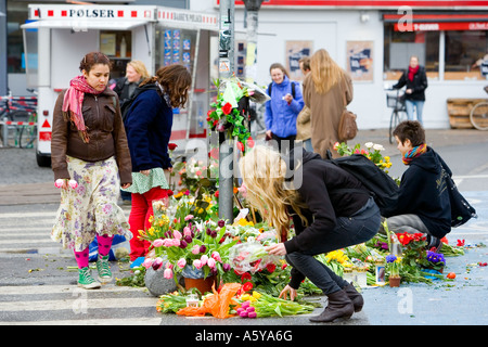 Fiori freschi che commemora il distacco della gioventù centro comunitario di Copenaghen Foto Stock