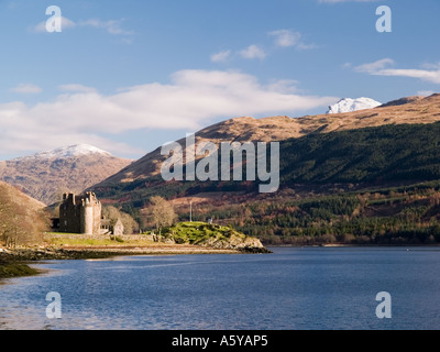 Xvi secolo castello Dunderave su rocky point sulle sponde del Loch Fyne nel tardo inverno. Argyll Bute Scozia UK Europa Foto Stock