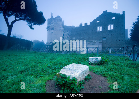 Mausoleo di Cecilia Metella e il castrum caetani e reperti archeologici lungo la via appia antica di Roma. Foto Stock