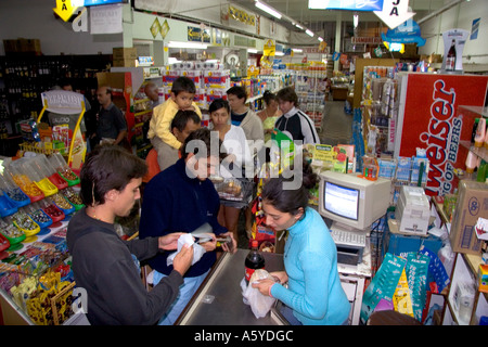 I clienti in un supermercato in Argentina. Foto Stock