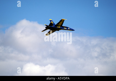 Un angelo blu f-18 getto supersonico. Foto Stock