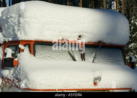 Soviet vecchio camion dei pompieri sepolto nella neve Foto Stock