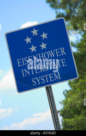 Slanted Eisenhower Interstate Highway System, cartello lungo una strada degli Stati Uniti, che simboleggia le infrastrutture e i trasporti nazionali, Stati Uniti. Foto Stock