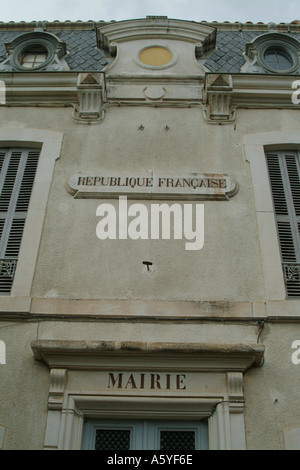 Ingresso al bureau de la maire in un villaggio nel Languedoc Francia Foto Stock