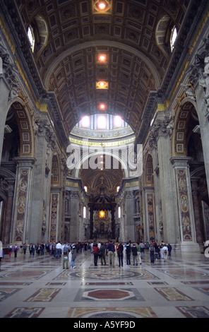 All'interno della splendida Basilica di San Pietro in Vaticano a Roma Foto Stock