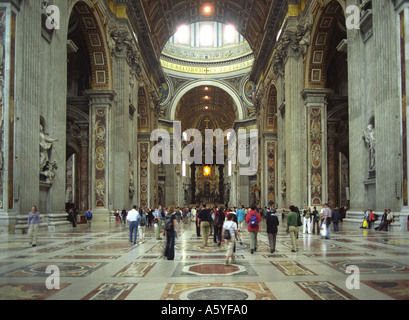 All'interno della splendida Basilica di San Pietro in Vaticano a Roma Foto Stock