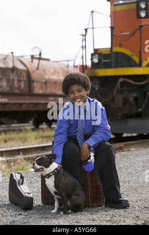 Ragazzo con i bagagli e Boston Terrier Foto Stock