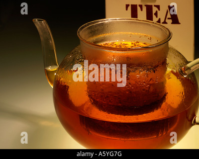 Il tè in una teiera glasware ed un tea caddy Foto Stock