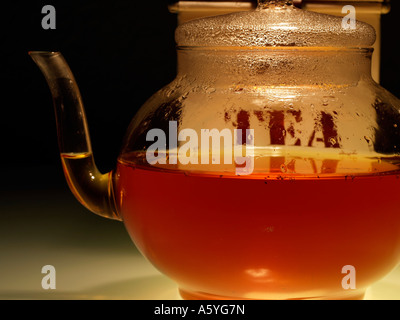 Il tè in una teiera glasware ed un tea caddy Foto Stock