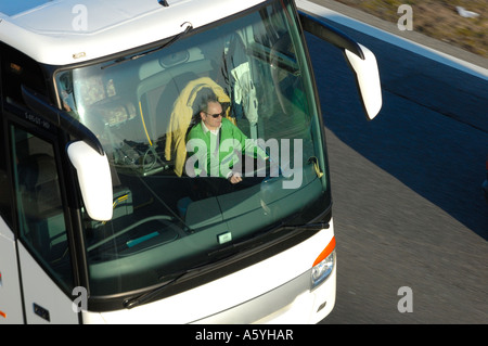 Un autista in autostrada. La sfocatura in movimento su strada. Foto Stock
