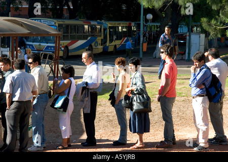 I passeggeri in attesa in linea per ottenere sul bus a Buenos Aires, Argentina. Foto Stock