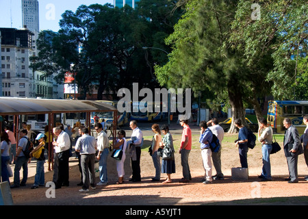 I passeggeri in attesa in linea per ottenere sul bus a Buenos Aires, Argentina. Foto Stock