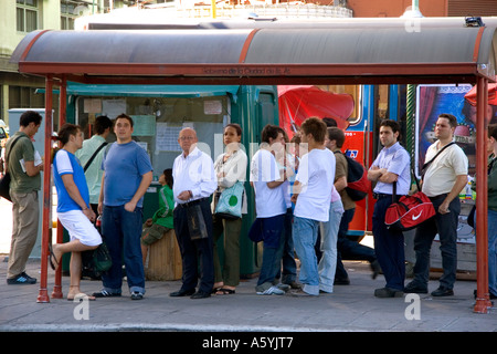 I passeggeri in attesa in linea per ottenere sul bus a Buenos Aires, Argentina. Foto Stock